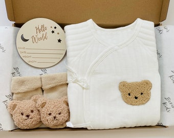 Neugeborenen Bär Geschenk 3er Set | Milchweißer Baumwollstrampler, Beige Bärensocken, Namensansage aus Holz | Niedliches Baby Geschenk zur Babyshower