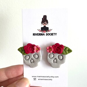 Polymer skull earrings, flora skull earrings, Halloween earrings, Halloween jewelry, skull studs, skull earrings, Halloween, skeleton studs