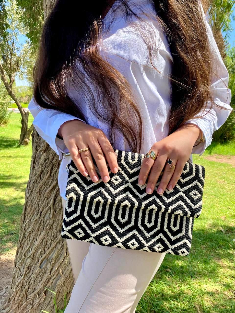 Mini Sac Bandoulière Noir Et Blanc à Motifs Géométriques - Style Boho, Crochet, Poches, Occasion