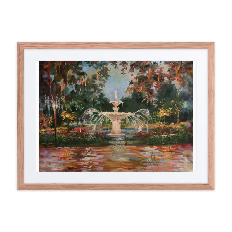 Op de afbeelding: Een ingelijste kunstdruk van een fontein in een tuin. Het kunstwerk toont een centrale fontein met water dat in een zwembad stroomt, omgeven door groen en bloemen. Het schilderij heeft een zachte, impressionistische stijl met warme tinten.