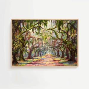 Op de afbeelding: Olieverfschilderij van een met bomen omzoomd pad met Spaanse mos. Het kunstwerk heeft een warm kleurenpalet met tinten groen, geel en bruin. Het schilderij is ingelijst in een lichtgekleurde houten lijst.