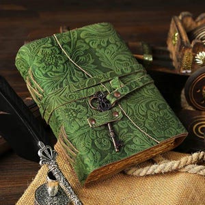 Vintage Inspiriertes Leder Journal, handgefertigtes Antique Büttenpapier Schöne Gartenblume geprägt Buch der Schatten Skizzenbuch Schlüsseljournal