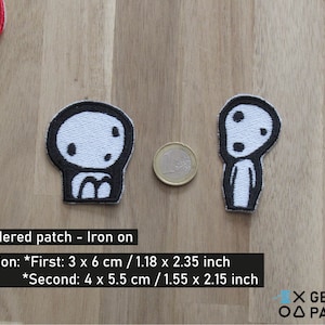 Puede incluir: Dos parches bordados para planchar con un personaje blanco con contornos negros. El personaje de la izquierda está sentado y el de la derecha está de pie. Los parches miden 3 x 6 cm / 1,18 x 2,35 pulgadas y 4 x 5,5 cm / 1,55 x 2,15 pulgadas.