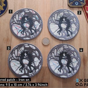 Puede incluir: Cuatro parches bordados termoadhesivos que presentan una silueta de dos figuras bailando dentro de un diseño circular con fondo blanco y detalles grises y negros. Los parches miden 9,5 cm por 10 cm.