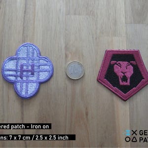 Puede incluir: Una taza de cerámica blanca con un asa negra y el texto "But First, Coffee" en negro, con una fuente de estilo manuscrito. La taza está sobre una superficie blanca.