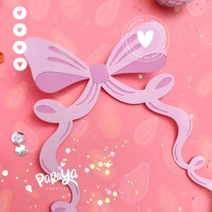 Puede incluir: Un lazo en capas, de color morado claro, con cintas fluidas, sobre un fondo rosa con ilustraciones de papaya. El lazo tiene un diseño en forma de corazón en el centro. La palabra "Papaya Creativa" está impresa en la parte inferior.