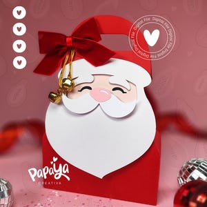 Può includere: Una scatola regalo rossa di Babbo Natale con barba bianca e naso rosa. La scatola ha un fiocco rosso e campane dorate. Il logo Papaya Creativa è in basso. Testo File digitale in alto a destra.
