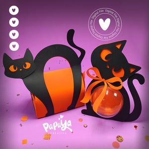 以下が含まれることがあります： 黒とオレンジの猫の形をしたペーパークラフトプロジェクト2点。1つは猫のシルエットの持ち手が付いた箱、もう1つは透明な球体のインサートとオレンジのリボンが付いた猫の切り抜きです。テキストには「Digital File」と「Papaya Creativa」と書かれています。