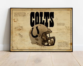 Könnte beinhalten: Gerahmter Druck im Vintage-Stil. Das Kunstwerk zeigt einen Football-Helm mit einem Hufeisen-Logo vor einem Hintergrund in Pergamentoptik. Der Schriftzug "COLTS" ist in fetter schwarzer Schrift über dem Helm zu sehen. Der Druck ist in Schwarz gerahmt.