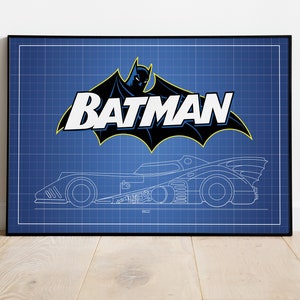 Puede incluir: Un diseño de plano azul con el logotipo de Batman y un perfil lateral del Batimóvil. El Batimóvil es un coche elegante y futurista con una gran aleta y un diseño distintivo en forma de murciélago.