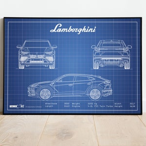 Könnte beinhalten: Eine Blaupausen-Illustration eines Lamborghini Urus SUV. Das Bild zeigt das Auto von vorne, hinten und seitlich. Die Blaupause befindet sich auf einem blauen Hintergrund mit weißen Linien. Der Text "Lamborghini" befindet sich oben im Bild. Der Text "Wheelbase", "Length", "Weight", "Engine", "Width", "Height" ist unter dem Auto mit den entsprechenden Maßen aufgelistet.