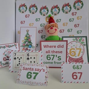 Könnte beinhalten: Eine weihnachtliche Anordnung mit einem Elfen-Plüschtier, Spielkarten und Schildern mit der Zahl 67. Die Schilder zeigen festliche Sätze und Grafiken, darunter einen Weihnachtsbaum und Kränze. Der Text enthält "Santa say's 67".