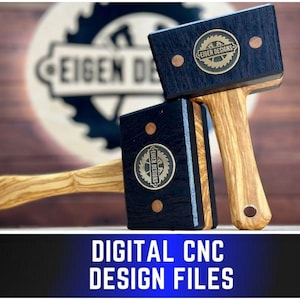以下が含まれることがあります： 濃い青色の頭と明るい茶色の柄が付いた2つの木製木槌。各頭には「EIGEN DESIGNS」の文字が入った円形のエンブレムが付いています。画像には「DIGITAL CNC DESIGN FILES」というテキストも含まれています。