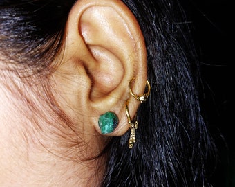 Brincos de esmeralda bruta: pedra de nascimento de maio, pedra preciosa verde (4-6 mm)