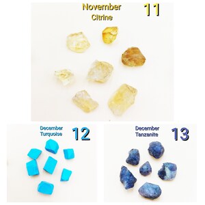Op de afbeelding: Een verzameling ruwe edelstenen, waaronder citrien, turquoise en tanzanite. De stenen zijn gerangschikt in drie groepen, waarbij elke groep is gelabeld met de maand en de geboortesteen. November Citrine (11), December Turquoise (12), December Tanzanite (13).