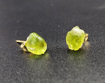 Orecchini a bottone in peridoto grezzo: pietra portafortuna di agosto, schegge di cristallo (4-6 mm)