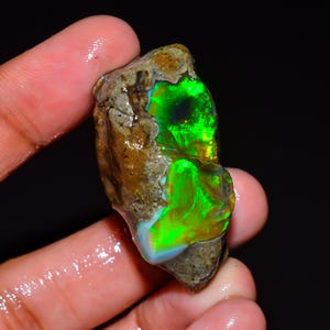 Rainbow Flash Opal Oil Rough: Dendrite Welo Opal for Jewelry Making (51 Ct, 38X20X13mm)
