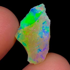 Ethiopian Welo Opal Rough: Multi-Fire Gemstone (3.20 Cts, 19x11 MM)