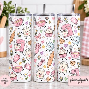 Könnte beinhalten: Drei weiße 591-ml-Becher mit Metallstrohhalmen, die ein wiederkehrendes Muster aus anthropomorphen Backutensilien und Leckereien zeigen, darunter rosa Standmixer, Nudelhölzer, Schneebesen, Cupcakes, Messbecher und Herzen in Pastellfarben.
