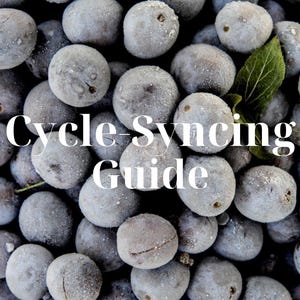 Puede incluir: Primer plano de un montón de pequeñas frutas redondas de color azul polvoriento, posiblemente bayas, con una sola hoja verde. El texto "Cycle Syncing Guide" está superpuesto en blanco, sugiriendo una guía sobre ciclos naturales.