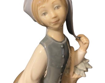 Vintage Lladro Porcelain Woman With Scarf - #5024 - Retired 1985 - Hand made in Spain .9 In