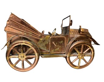 Coche destartalado de metal antiguo, con caja de música, 6" x 12"
