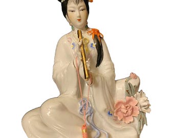 Figura asiática de porcelana vintage de una dama china tocando la flauta. Firmada. 26,5 cm.