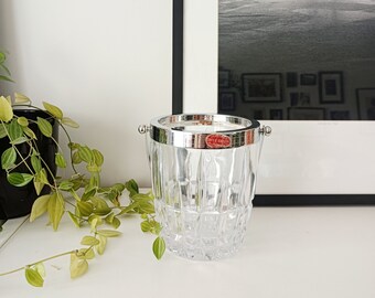 Seau à bouteille en cristal taillé à décor de pointes de diamant et