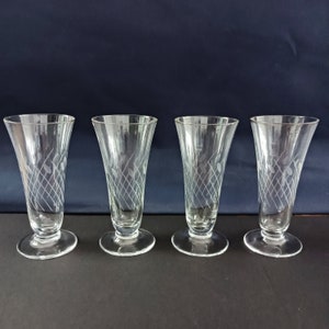 Lot de 4 flûtes à champagne en verre gravé, vintage