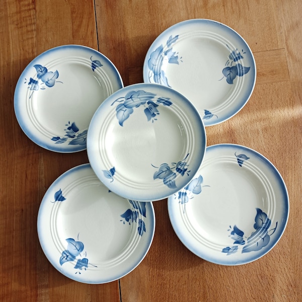 Lot de 5 assiettes à dessert en faïence ancienne, décor floral bleu, vintage