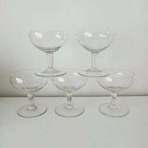 Lot de 5 coupes à champagne en verre gravé feuillage, vintage, ancien