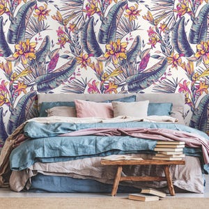 Tropische Tapete mit exotischen Blumen in lila, gelb und rosa - A914