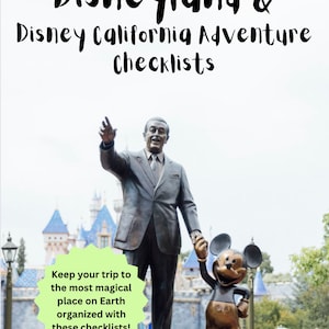 以下が含まれることがあります： ディズニーランドの眠れる森の美女の城の前にある、ウォルト・ディズニーとミッキーマウスのブロンズ像。テキストには「ディズニーランド＆ディズニー・カリフォルニア・アドベンチャー・チェックリスト。地球上で最も魔法のような場所への旅行を、これらのチェックリストで整理しましょう！」と書いてあります。