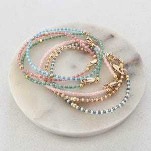 Handgemachte Perlen Armband mit Gold gefüllte Perle, Perlen Armband, Minimalist Perlen Armband, Sommer Perlen Armband, Geschenk für Sie