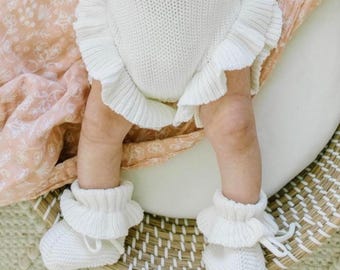 Newborn Ruffle Booties-Newborn Knitwear, Birth Announcement Outfit, Baby Shower Gift 0-6 mos, knit booties, baby booties, baby gift