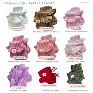 Puede incluir: Varios patucos con volantes para beb&eacute;s en m&uacute;ltiples colores, incluyendo blanco, marr&oacute;n, rosa, morado, rojo y verde. Los patucos est&aacute;n hechos de algod&oacute;n 100% org&aacute;nico y presentan un dise&ntilde;o con volantes. Cada par tiene una peque&ntilde;a etiqueta con las letras "ek".