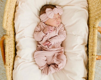 Macacão curto rosa-claro com babados e zíper em viscose de bambu