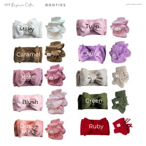 Puede incluir: Colecci&oacute;n de patucos y diademas para beb&eacute;s en varios colores, como blanco, rosa y verde. Las diademas tienen lazos grandes y los patucos tienen un dise&ntilde;o con volantes. Se ve el texto "BOOTIES" y "100% Organic Cotton".