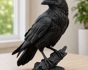Puede incluir: Una figura de cuervo negro mate posada sobre una rama texturizada. La escultura presenta patrones de plumas detallados, un pico afilado y una mirada enfocada, capturando al ave en posición de pie con las alas plegadas contra el cuerpo.