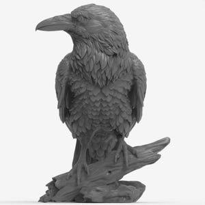Puede incluir: Una escultura gris monocrom&aacute;tica de un cuervo posado sobre una rama de &aacute;rbol texturizada. El ave est&aacute; representada con detalles de plumas superpuestas en todo el cuerpo, un pico afilado y ojos atentos, apoyada sobre una base de madera nudosa.