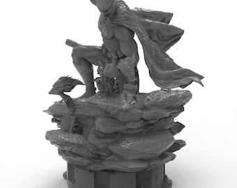 Könnte beinhalten: Graue Batman-Figur in dynamischer Pose, auf einem felsigen Sockel. Die Figur ist detailliert mit einem fließenden Umhang und scheint zum Angriff bereit zu sein. Der Sockel hat ein kreisförmiges Design.