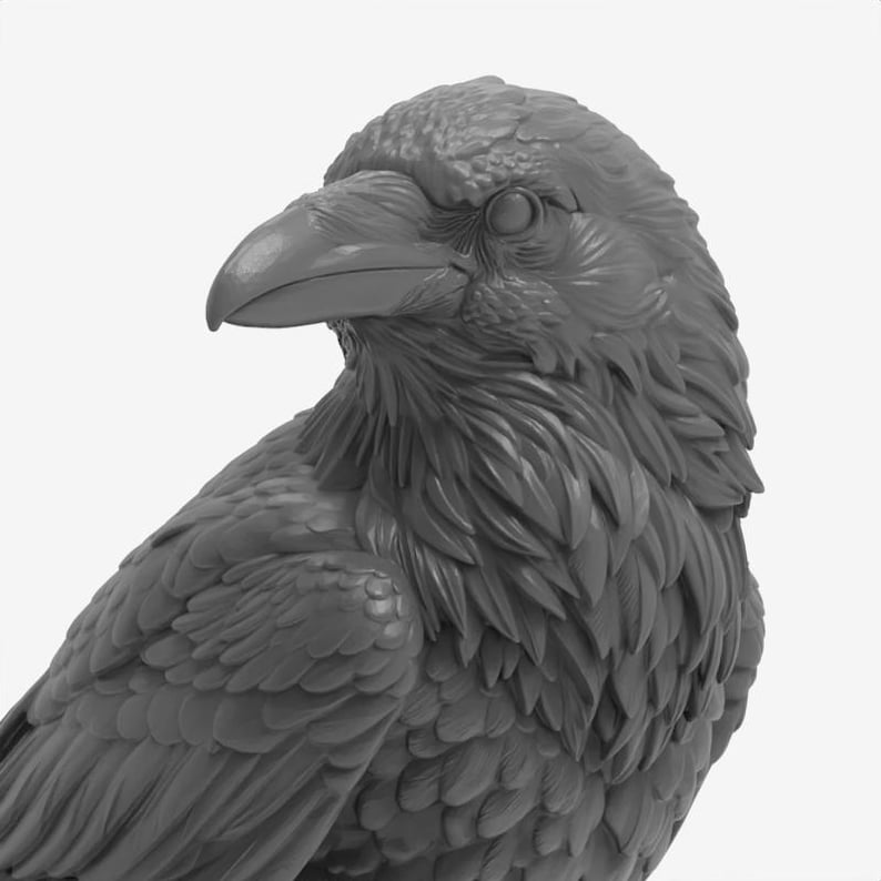 Puede incluir: Una figura de cuervo gris oscuro con plumas esculpidas detalladas que cubren la cabeza, el cuello y las alas. El ave se muestra de perfil, mirando hacia la izquierda con un pico afilado y curvado y un acabado mate de color s&oacute;lido.