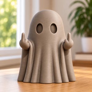Peut inclure: Une figurine de fantôme marron clair mat avec une tête arrondie lisse et deux découpes oculaires ovales. Le fantôme a deux bras étendus vers l'extérieur, chaque main étant positionnée pour faire un geste de doigt d'honneur, avec des lignes d'impression 3D visibles.