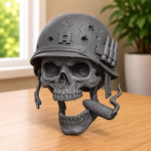 Puede incluir: Una escultura de cráneo gris que lleva un casco de estilo militar con una letra H en la parte delantera, agujeros de bala y tres balas unidas al lado. El cráneo tiene la mandíbula abierta sosteniendo un cigarro encendido con humo.