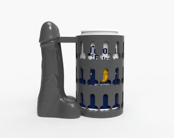Könnte beinhalten: Ein grauer Bierdosenhalter mit einem griffartigen Phallus. Der Halter hat ein zylindrisches Design mit ausgeschnittenen Formen. Eine Bierdose ist im Inneren des Halters sichtbar.