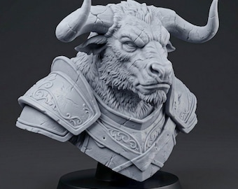 Könnte beinhalten: Graue Büste eines Minotaurus mit großen Hörnern, einem Fellbart und detaillierter Rüstung. Die Skulptur ist auf einem schwarzen Sockel montiert und zeigt komplizierte Details und einen strengen Ausdruck. Die Rüstung des Minotaurus weist verzierte Designs auf.