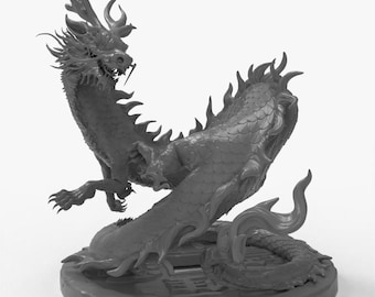 Könnte beinhalten: Eine graue Drachenskulptur mit aufwendigen Details, darunter Schuppen, Hörner und Krallen. Der Drache befindet sich in einer dynamischen Pose, mit gebogenem Körper und erhobenem Kopf. Die Skulptur ist auf einem kreisförmigen Sockel montiert.