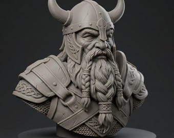 Könnte beinhalten: Detaillierte Büste eines Wikingerkriegers, geformt in einem neutralen Grauton. Die Figur trägt einen gehörnten Helm, hat einen langen, geflochtenen Bart und ist mit Rüstung mit Kettenhemd-Details bekleidet. Die Büste ist auf einem dunkelgrauen kreisförmigen Sockel montiert.