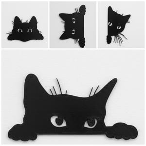 Può includere: Una collezione di decorazioni murali a forma di gatto nero. I gatti sono raffigurati in varie pose, che sbucano da un angolo o da un bordo. Ogni gatto ha occhi bianchi e baffi, creando un design giocoso e stravagante.
