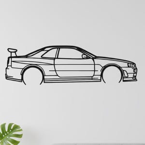 Op de afbeelding: Zwarte lijntekening van een sportwagen met een achterspoiler. De omtrek van de auto toont ramen, wielen en zijspiegels. Dit minimalistische ontwerp is ideaal voor autoliefhebbers.